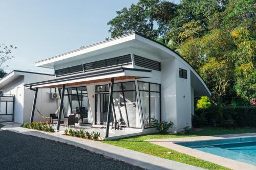 Bazén v ubytování TAMANDUA HOMES el centro de Uvita nebo v jeho okolí