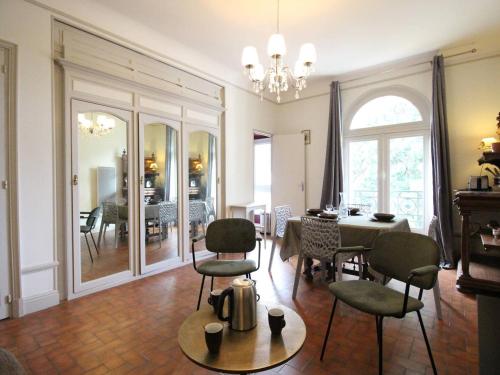 un salon avec une table et des chaises dans l'établissement Appartement T2 52m², 4 pers, Casino, WiFi, Parking - FR-1-313-234, à Luchon