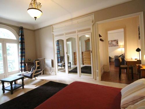 - un salon avec une chambre dotée d'un grand miroir dans l'établissement Appartement T2 52m², 4 pers, Casino, WiFi, Parking - FR-1-313-234, à Luchon