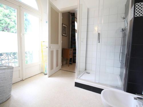 une salle de bain avec douche et lavabo dans l'établissement Appartement T2 52m², 4 pers, Casino, WiFi, Parking - FR-1-313-234, à Luchon