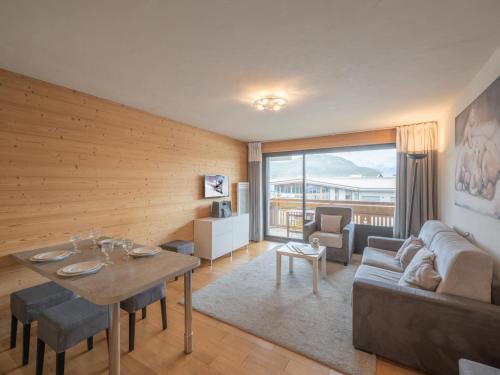 un salon avec un canapé et une table dans l'établissement Appartement familial au centre avec balcon et WiFi - FR-1-645-75, à Huez