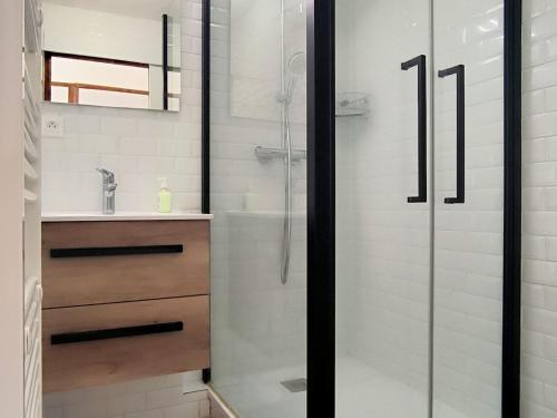 une salle de bain avec douche et lavabo dans l'établissement Appartement T3 à Samoëns avec terrasse et animaux acceptés - FR-1-624-161, à Samoëns