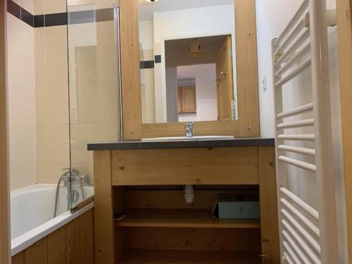 une salle de bain avec un lavabo, une baignoire et un miroir dans l'établissement Orcières Merlette: Appart 2 pièces, Parking, Piscine, WiFi - FR-1-636-232, à Orcières