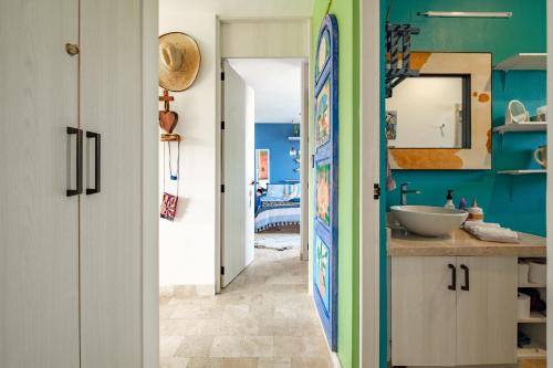a bathroom with blue walls and a sink at Casa Itzae La Luminaria Dog Friendly in San Miguel de Allende