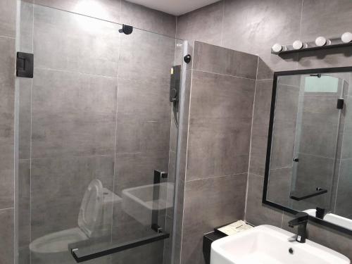 Un baño de J2 Hotel