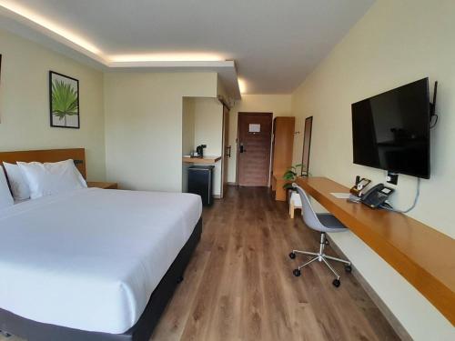Una televisión o centro de entretenimiento en J2 Hotel
