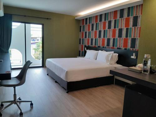 Una cama o camas en una habitación de J2 Hotel