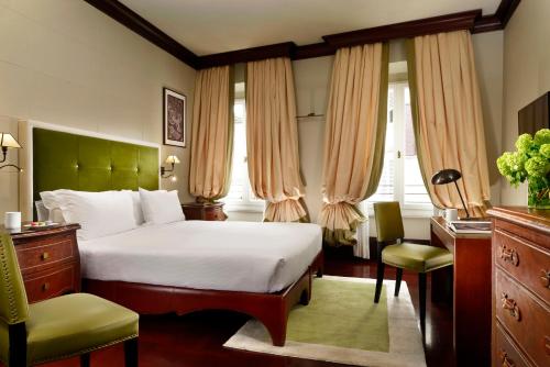 Postel nebo postele na pokoji v ubytování Hotel L'Orologio Firenze - WTB Hotels