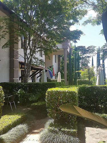 Taman di luar Constantia Manor Guest House