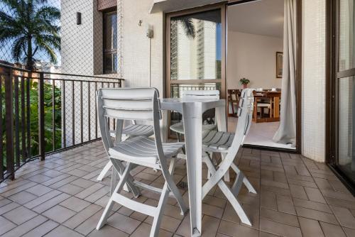 En balkon eller terrasse på Residence Real Copacabana - 120 - Piscina, Academia e Varanda com Vista