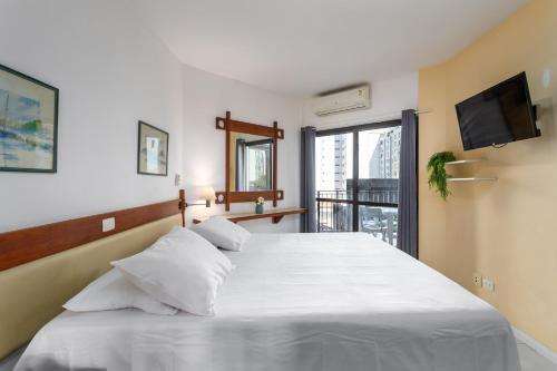 Un pat sau paturi într-o cameră la Residence Real Copacabana - 120 - Piscina, Academia e Varanda com Vista
