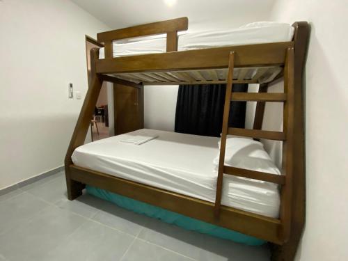 a couple of bunk beds in a room at Apartamento Villa Mary-Coveñas in Coveñas