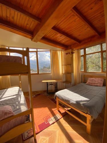 a bedroom with two bunk beds in a cabin at Sol de Huanchac in Huaraz