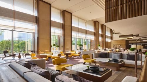 西安市にあるInterContinental Xi'an North by IHGのソファとテーブルと窓のあるロビー