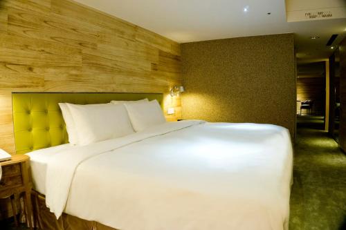 a large white bed in a hotel room at Inhouse Hotel Taichung in Taichung