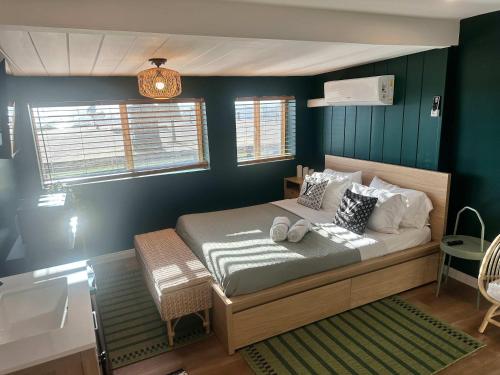 - une chambre avec un lit aux murs verts dans l'établissement COZY Studio in Downtown San Diego, à San Diego