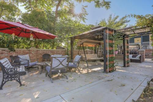a patio with chairs and a table and an umbrella at Americas Best Value Inn Royal Carriage in Jamestown