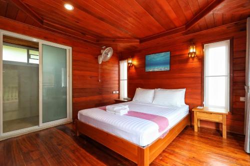 Postel nebo postele na pokoji v ubytování Horizon Beach Resort Koh Jum