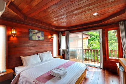 Postel nebo postele na pokoji v ubytování Horizon Beach Resort Koh Jum