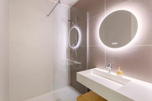 une salle de bain avec un lavabo, un miroir et une douche dans l'établissement Cosy T2 vue mer 50m plages Wifi parking, à Saint-Mandrier-sur-Mer