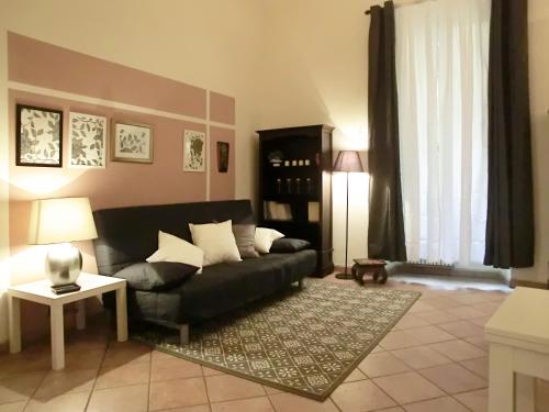 ローマにあるMagenta Collection Del Grandeのリビングルーム(黒いソファ、テーブル付)