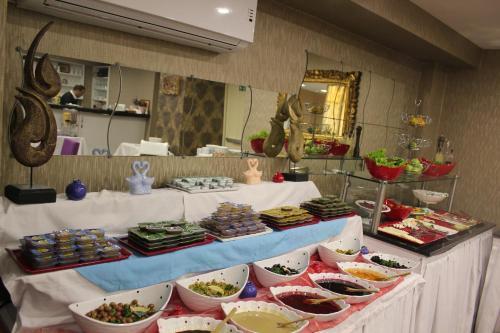 een buffet met veel gerechten op tafel bij Diamond Royal Hotel in Istanbul