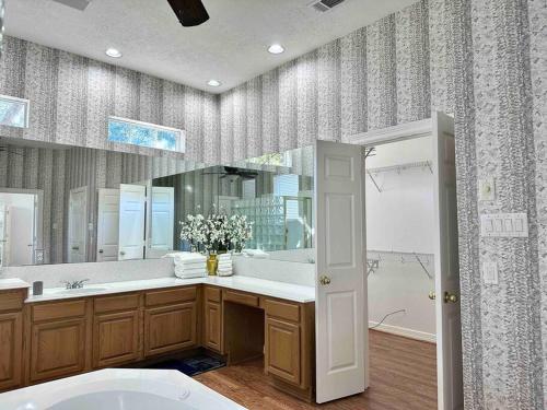 Bilik mandi di Custom luxury house in Katy near I10 and 99