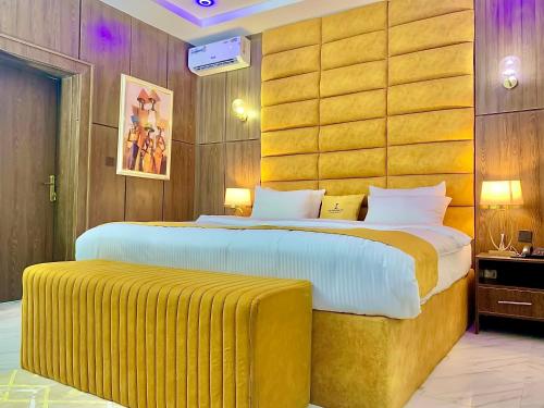 Ένα ή περισσότερα κρεβάτια σε δωμάτιο στο Prince Xclusive Royale Hotels