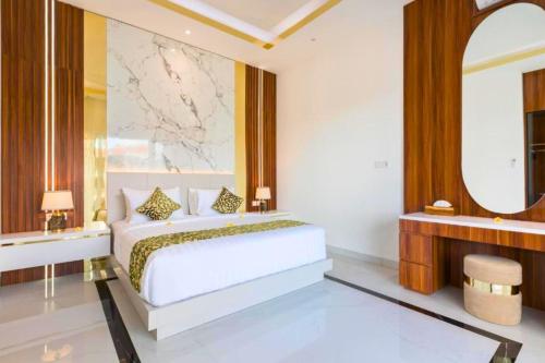 Un dormitorio con una cama y un espejo grande. en Lashana 3 BR Private Pool Villa ZN221, en Legian