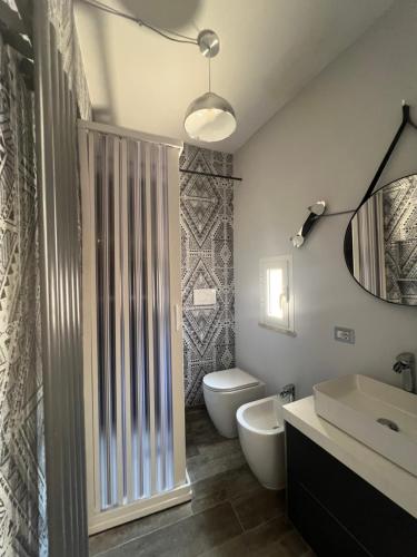 a bathroom with a toilet and a sink and a mirror at A casa di Linda in Tivoli