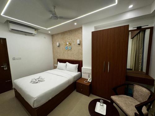 Postel nebo postele na pokoji v ubytování Hotel Royal Luxe - US consulate, Apollo hospital, Sankara natralya