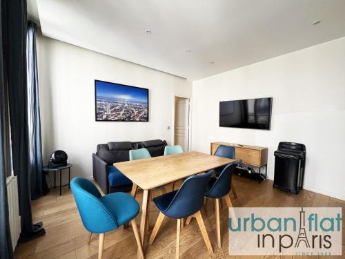 un salon avec une table, des chaises et un canapé dans l'établissement Urban Flat 71 - Amazing Apartment in Le Marais, à Paris