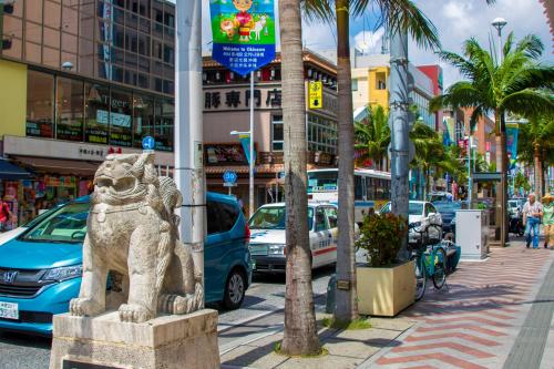 El barrio en el que está el hotel o un barrio cercano
