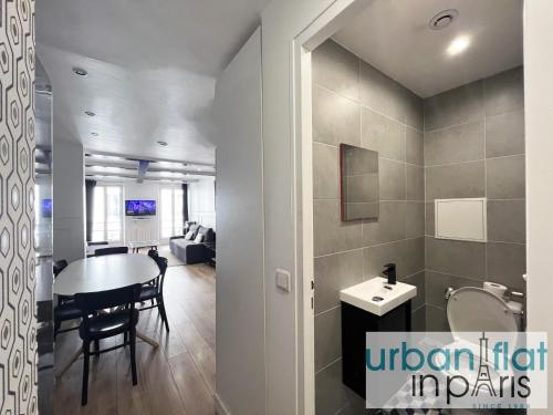 une cuisine et une salle à manger avec une table dans une pièce dans l'établissement Urban Flat 14 - Charming 3 BDR Flat in Paris, à Paris