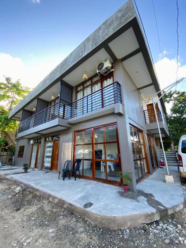 aominium building with a balcony and a balcony at Smith Inn & Restaurant in General Luna