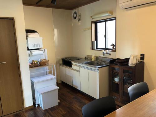 Una cocina o cocineta en いぬと海辺