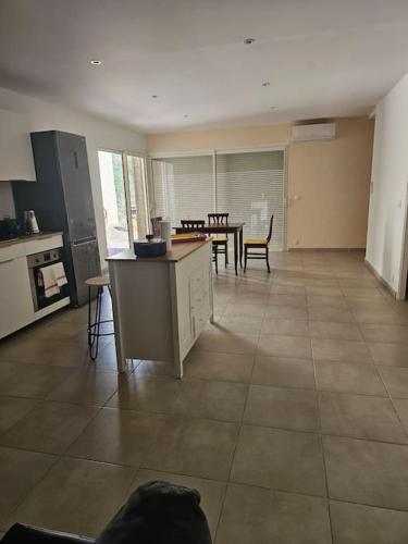 Il comprend une grande cuisine et une salle à manger avec une table. dans l'établissement Lisantonia T3, à Alata