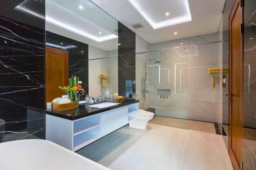 Un baño grande con lavabo y ducha. en Nayana 4 BR Private Pool Villa ZN222, en Legian