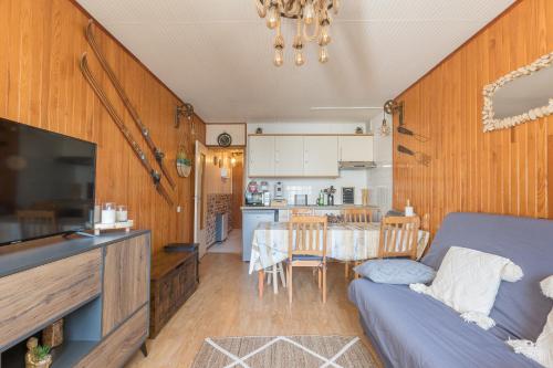 a living room and kitchen with a couch and a table at Les Plautus 1 - Appt 4p, station de ski à proximité in Orcières