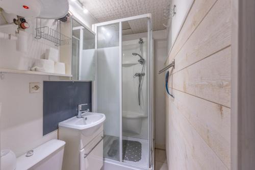 une salle de bain avec une douche, des toilettes et un lavabo dans l'établissement Le Petit Cocon Marin - Appt à 200m de la plage, à Courseulles-sur-Mer