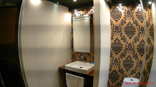 a bathroom with a sink and a mirror at Hotel Casona del Truco in Guanajuato