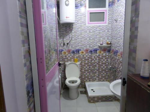a small bathroom with a toilet and a sink at برج بيلو بيتش in Alexandria