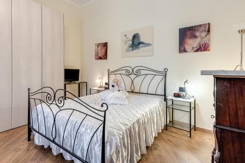 a bedroom with a bed with a white bedspread at House of Flowers in Marti