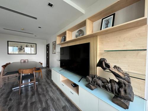 Телевизор и/или развлекательный центр в W8 CONDO, TOP Floor LUXE 3 Bedroom Penthouse, Hip central Bangkok area, 5 mins from Thonglo BTS station