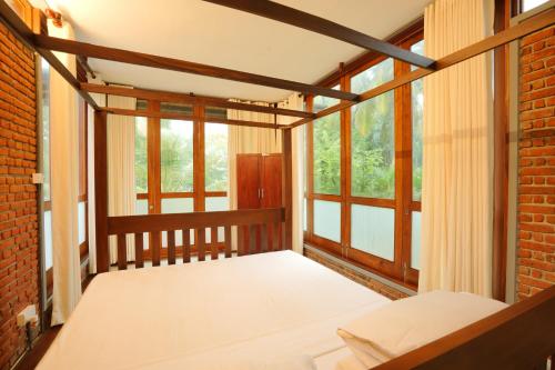 a room with a bed and some windows at KoLac Villa in Elagawagoda