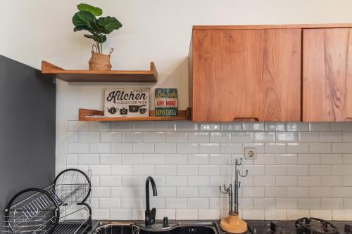Η κουζίνα ή μικρή κουζίνα στο Calma Coliving at Bintaro, Tangerang Selatan