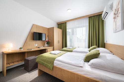 Postel nebo postele na pokoji v ubytování Hotel Plus