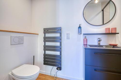 une salle de bain avec toilettes, lavabo et miroir dans l'établissement Chambre cosy - cadre verdoyant - Proche saclay, à Gif-sur-Yvette