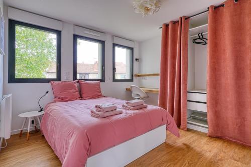 - une chambre avec un lit doté de draps roses et de fenêtres dans l'établissement Chambre cosy - cadre verdoyant - Proche saclay, à Gif-sur-Yvette