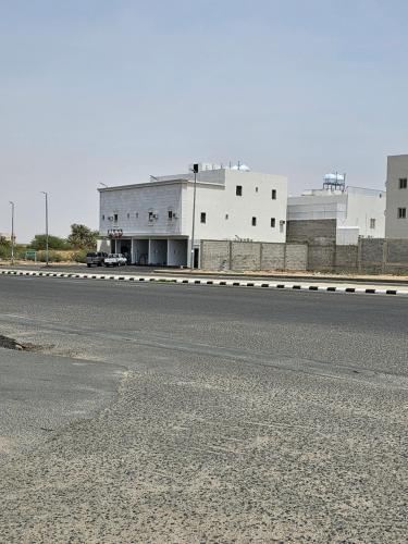 an empty road in front of a building at شقق جاذر ان السلمانية in As Sayl aş Şaghīr